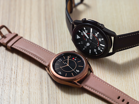 1.Galaxy Watch3 Mystic Bronze and Black Close Up Lifestyle